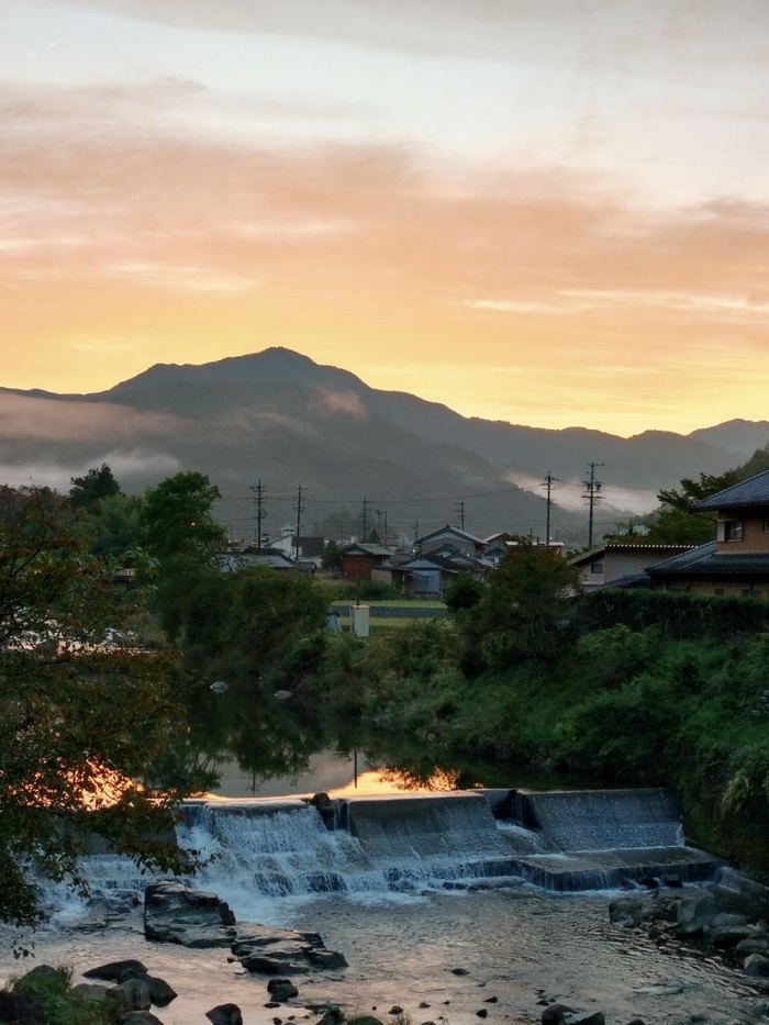 写真:夕暮れの川