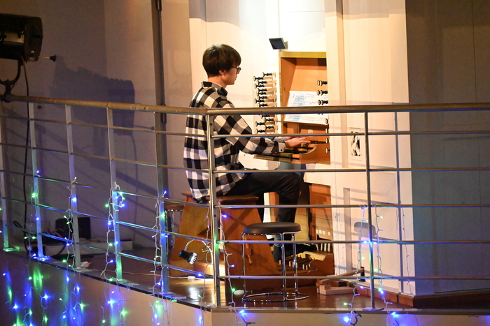 オルガンを演奏する受講生