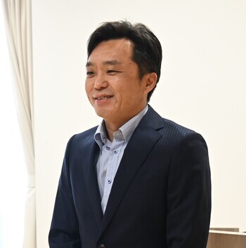 にこやかな表情で着任挨拶をする八巻隊員