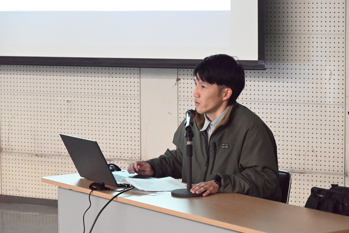 スライド上映しながら活動報告する澁谷隊員