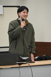 活動報告をする澁谷隊員