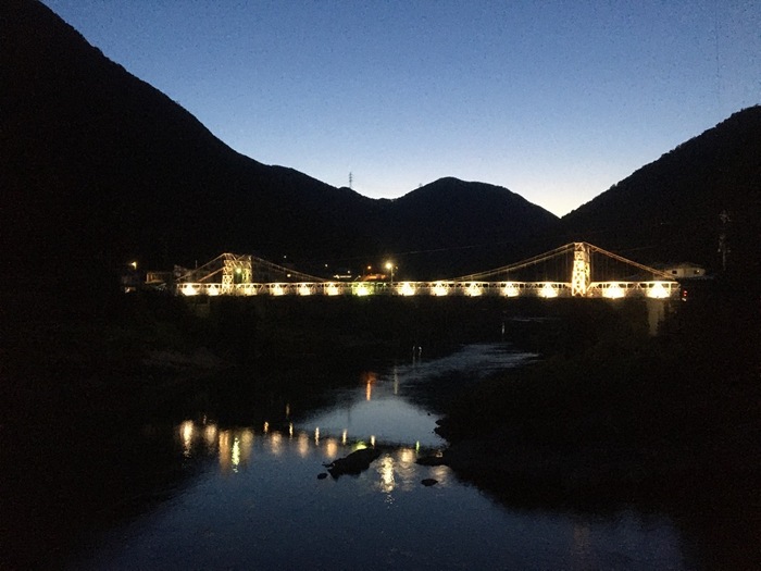 黄昏時のライトアップされた白川橋