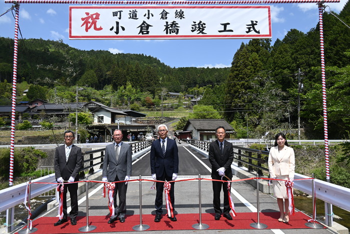 テープカットの様子