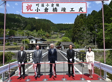 テープカットの様子