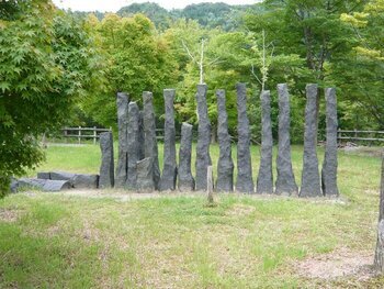 高原に立ち並ぶ石の彫刻